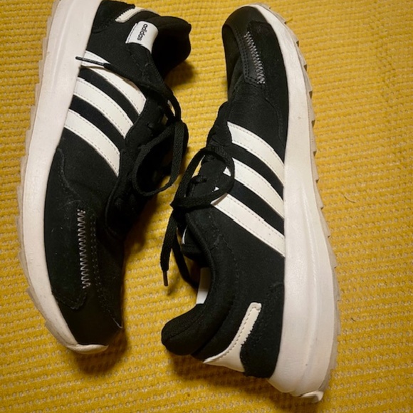 adidas Shoes - Adidas Retrorun sneakers